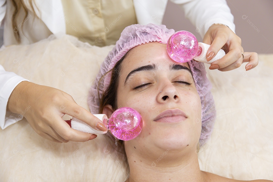 Mulher jovem realizando procedimentos estético sobre uma clínica estética