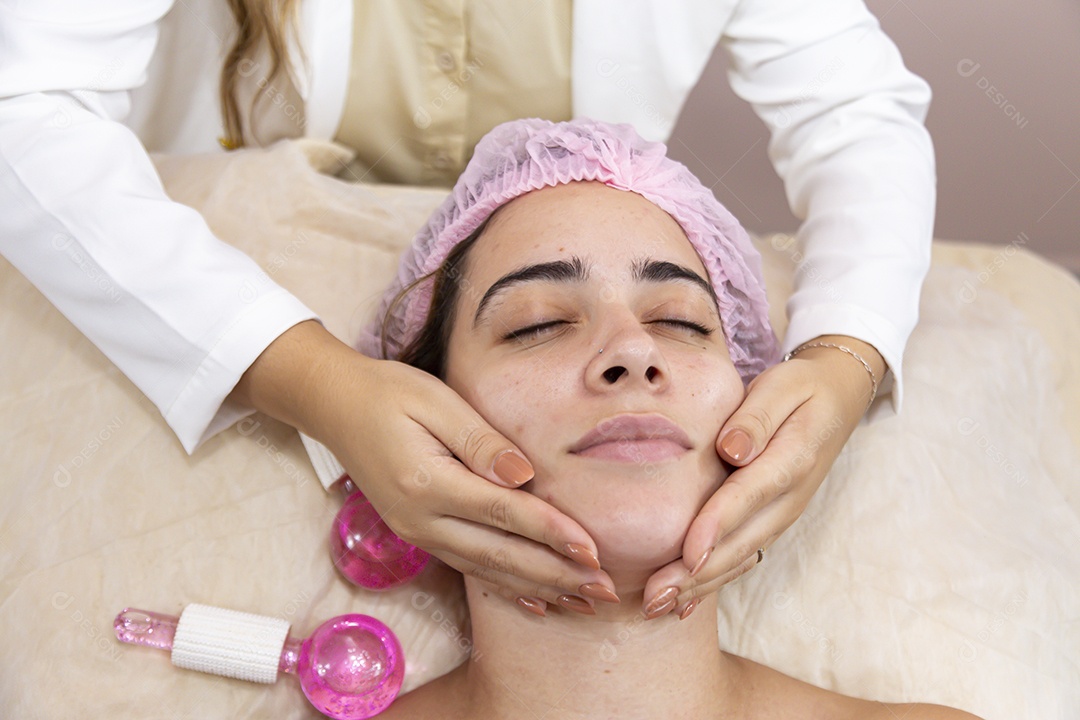 Mulher jovem realizando procedimentos estéticos em uma mulher