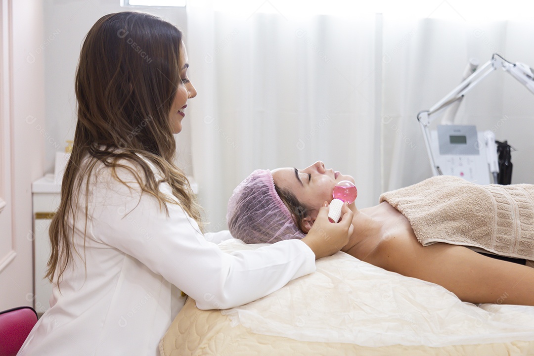 Mulher sobre cliníca realizando procedimentos estéticos