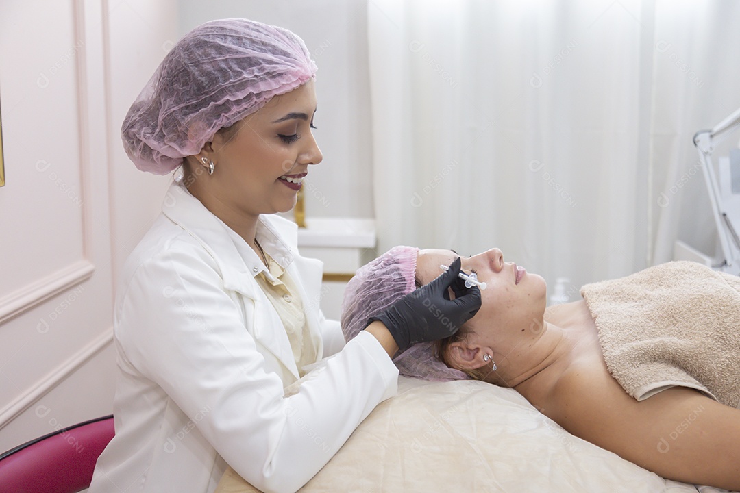 Mulher sobre cliníca realizando procedimentos estéticos