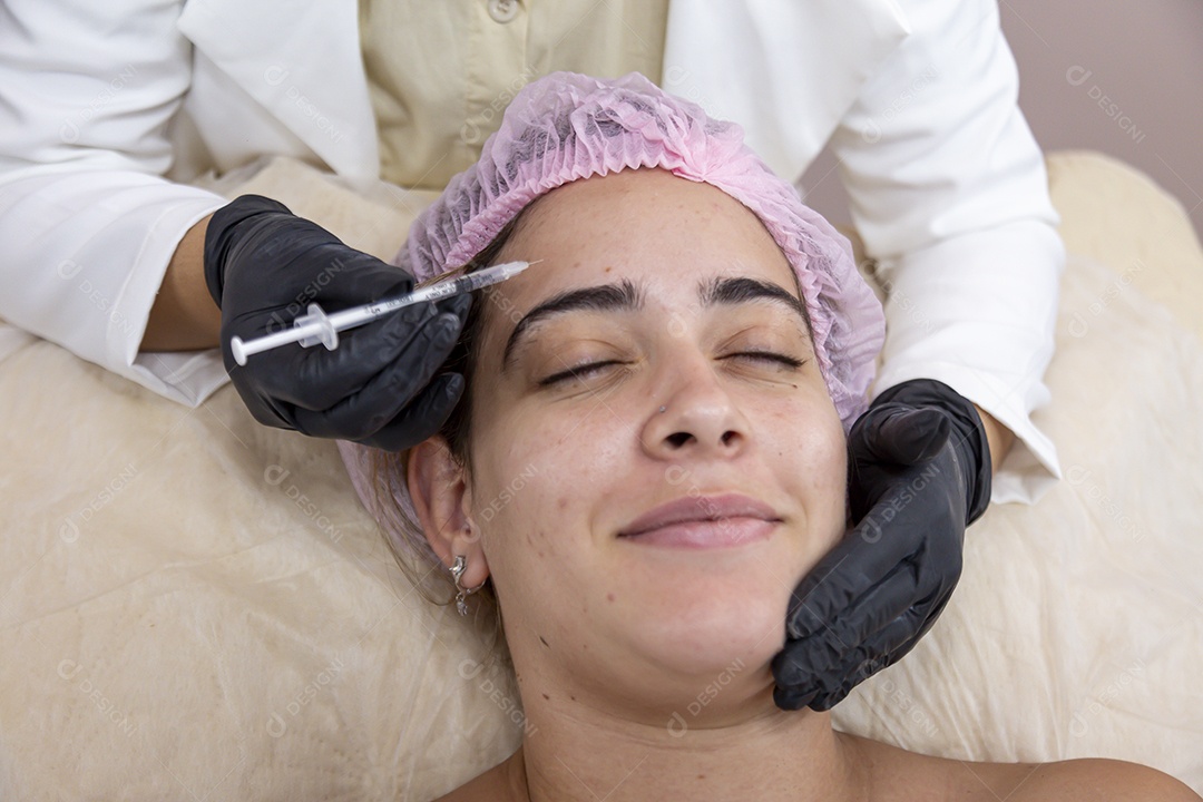 Mulher jovem fazendo procedimentos estético