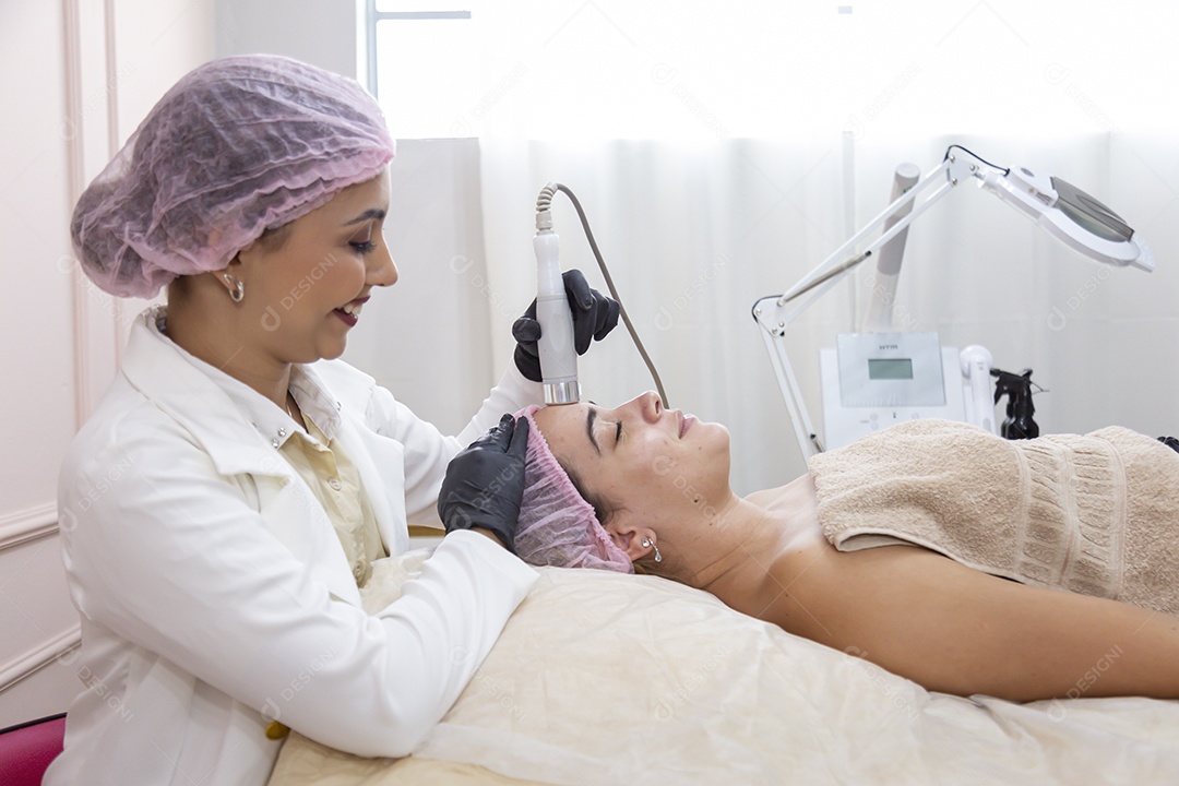 Mulher jovem realizando procedimentos estético sobre uma clínica estética