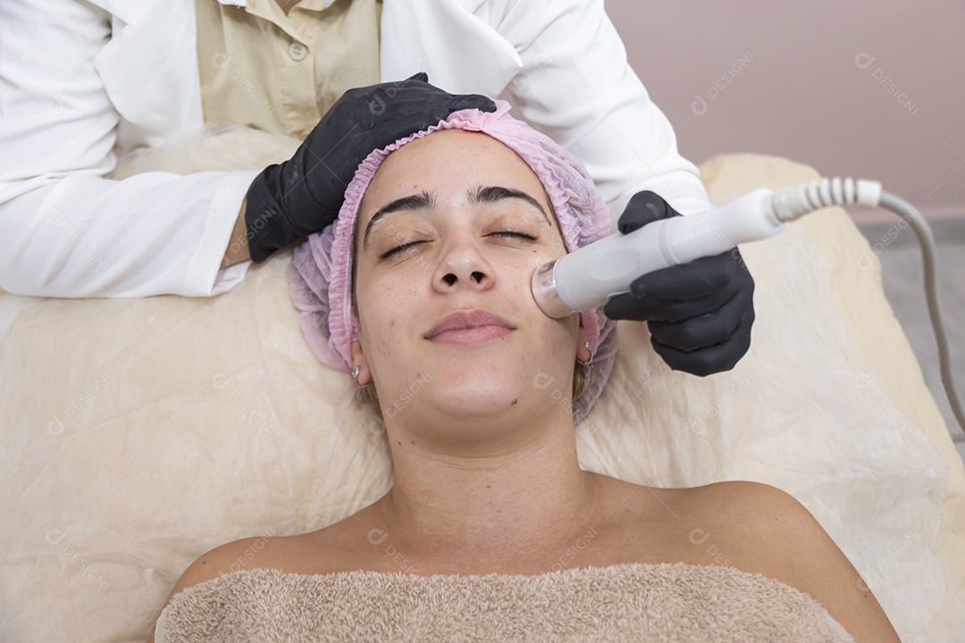 Mulher jovem realizando procedimentos estético sobre uma clínica estética