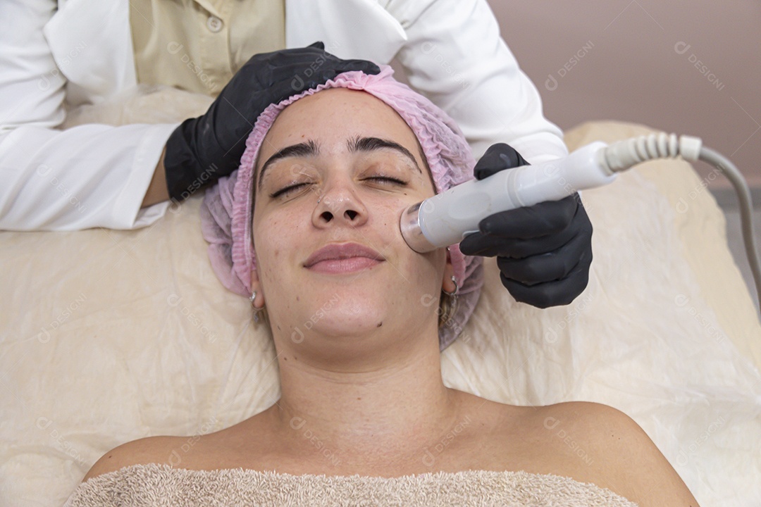 Mulher jovem realizando procedimentos estético sobre uma clínica estética