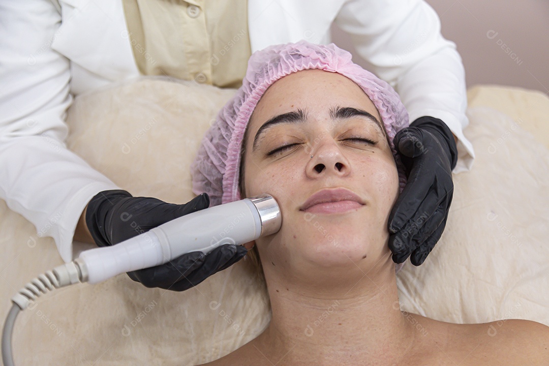 Mulher jovem realizando procedimentos estético sobre uma clínica estética