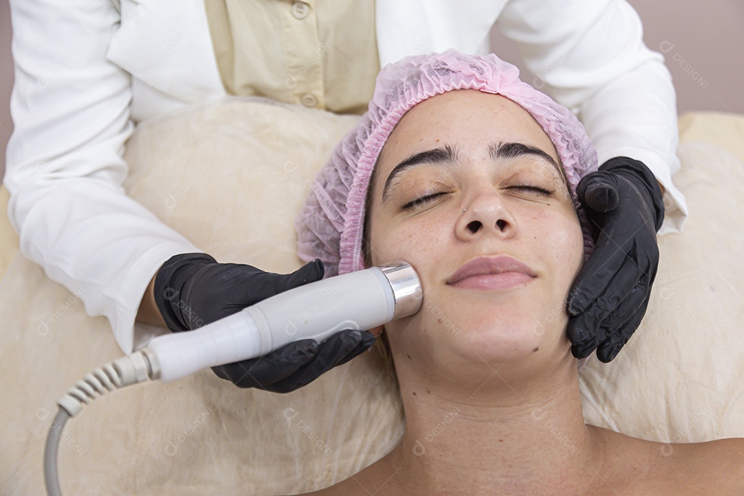 Mulher jovem realizando procedimentos estético sobre uma clínica estética