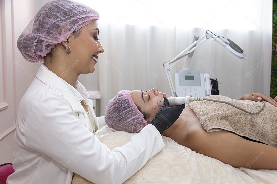 Mulher jovem realizando procedimentos estético sobre uma clínica estética