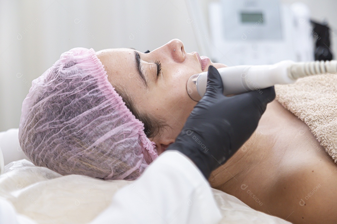 Mulher jovem realizando procedimentos estético sobre uma clínica estética