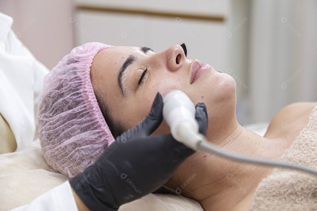 Mulher jovem realizando procedimentos estético sobre uma clínica estética