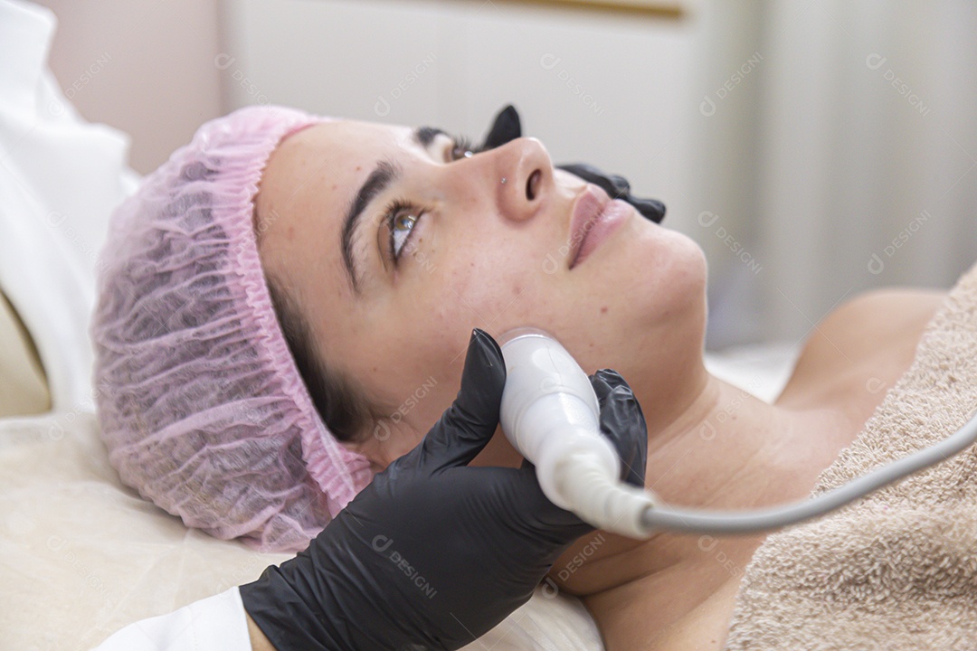 Mulher jovem realizando procedimentos estético sobre uma clínica estética