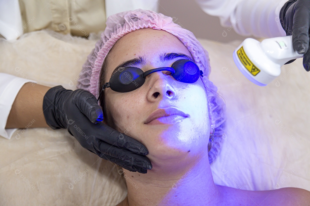 Mulher sobre cliníca realizando procedimentos estéticos