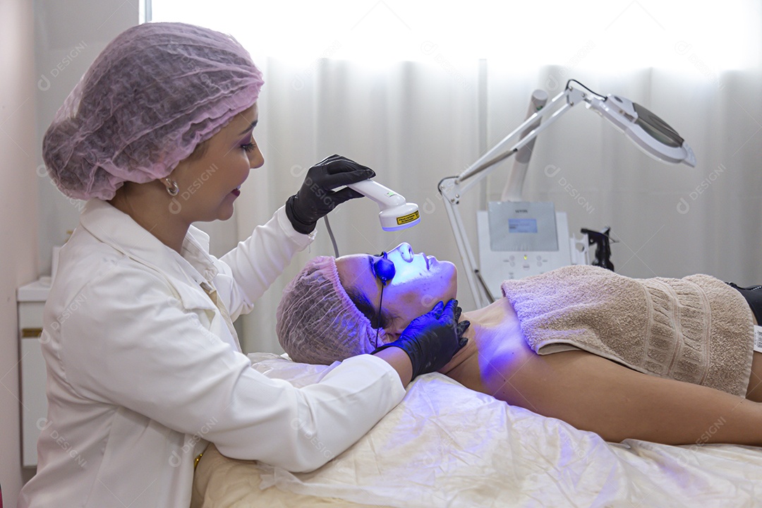 Mulher jovem realizando procedimentos estético sobre uma clínica estética