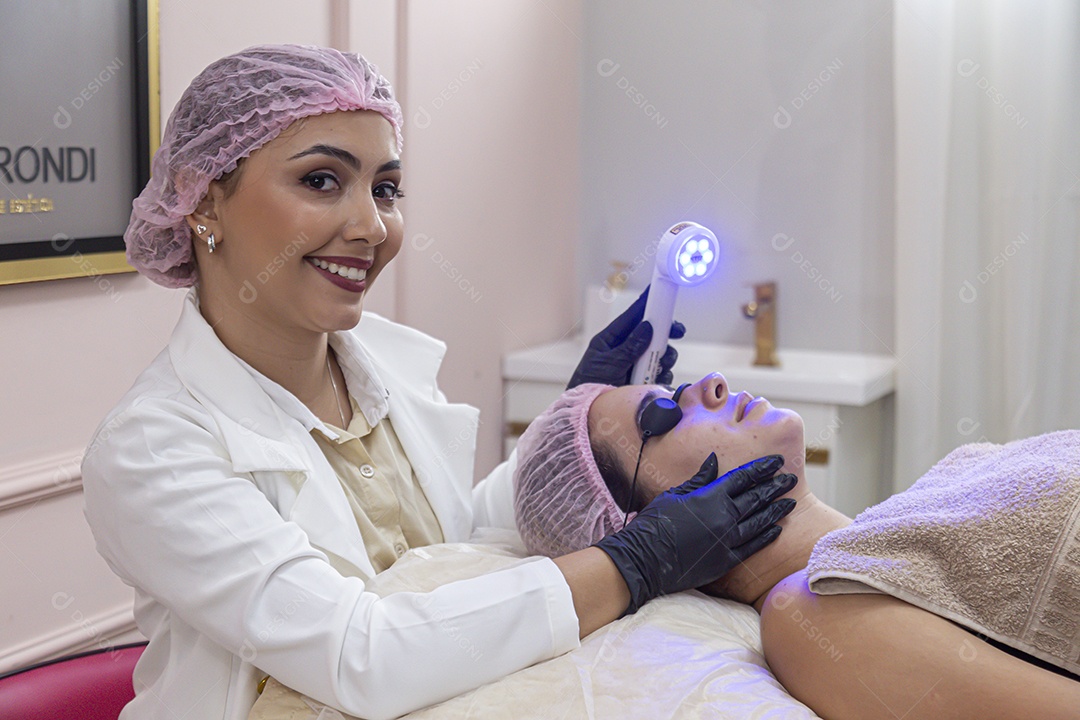 Mulher jovem realizando procedimentos estéticos em uma mulher