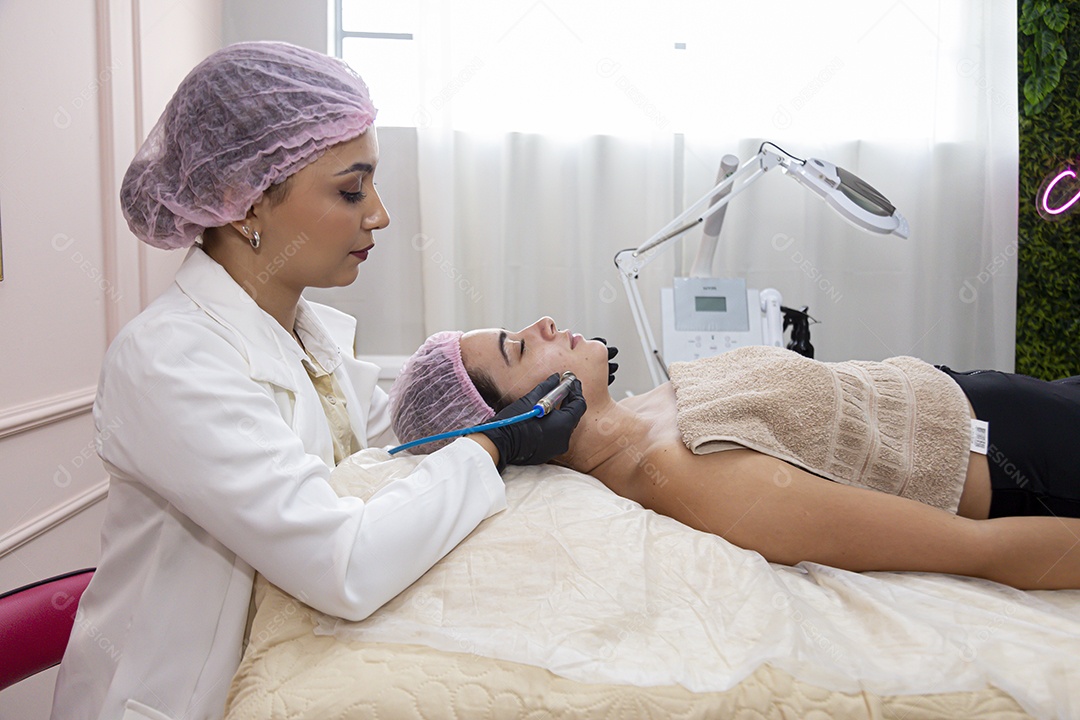 Mulher jovem realizando procedimentos estéticos em uma mulher