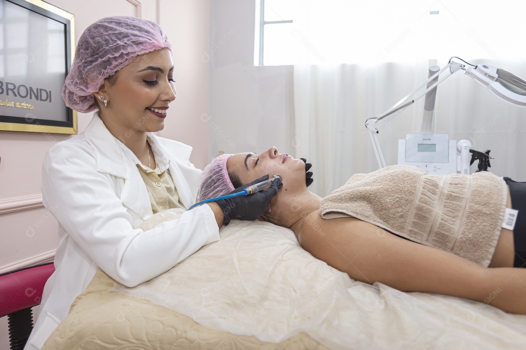 Mulher jovem realizando procedimentos estéticos em uma mulher