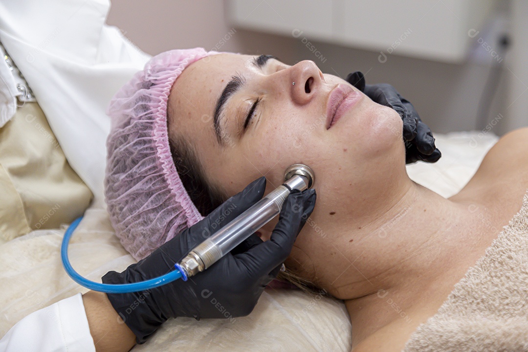 Mulher jovem realizando procedimentos estéticos em uma mulher