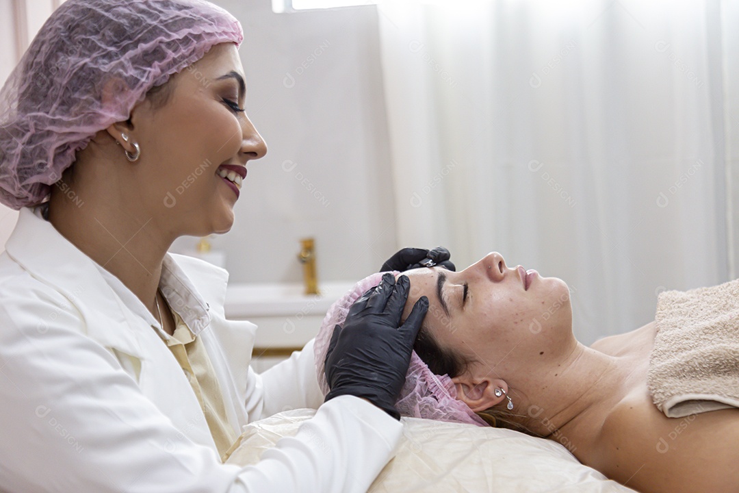Mulher jovem realizando procedimentos estéticos em uma mulher