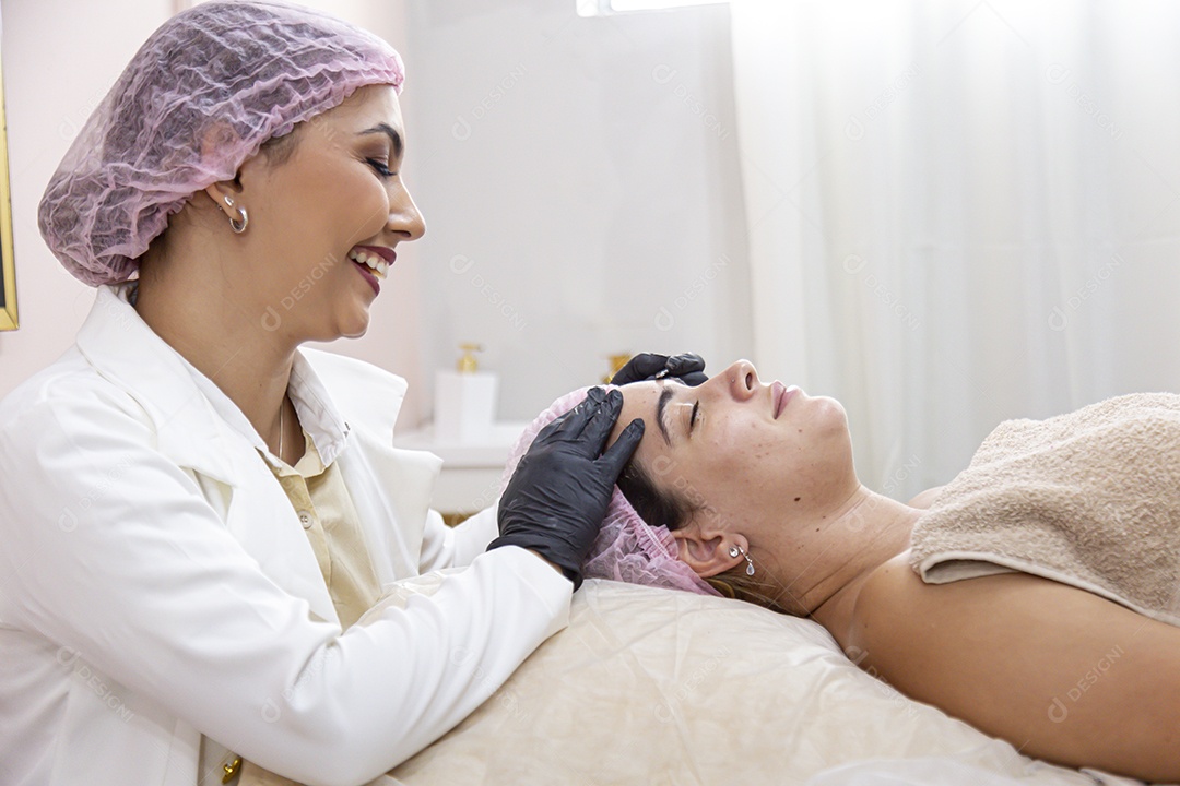 Mulher jovem realizando procedimentos estético sobre uma clínica estética
