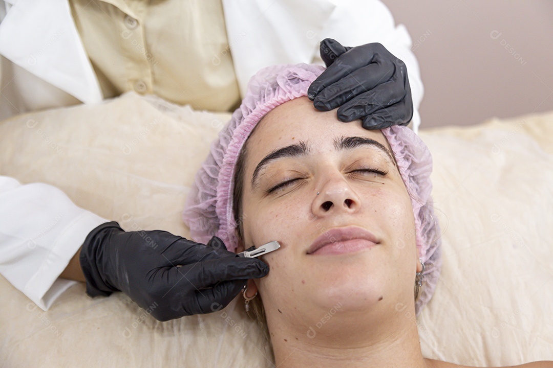 Mulher jovem realizando procedimentos estético sobre uma clínica estética