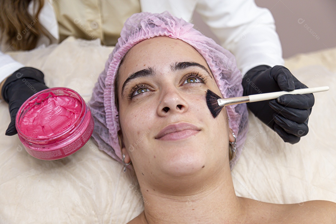 Mulher jovem realizando procedimentos estético sobre uma clínica estética