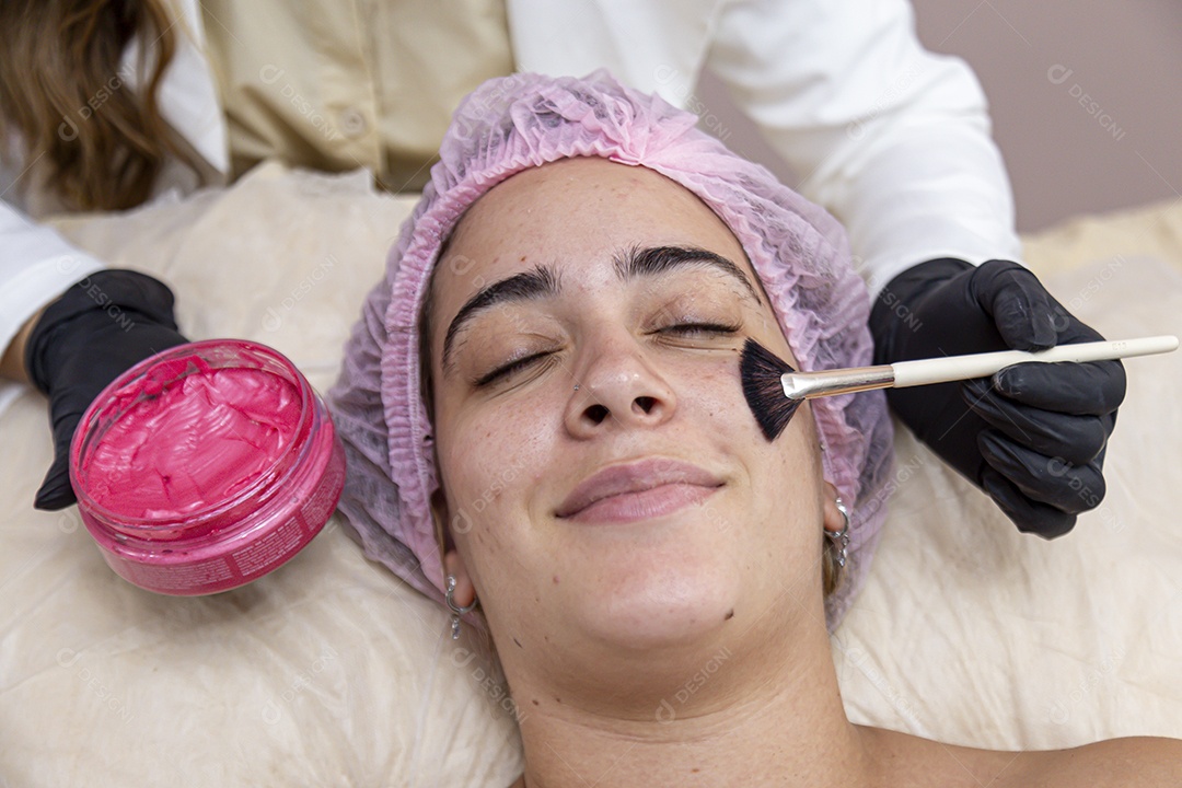 Mulher sobre cliníca realizando procedimentos estéticos