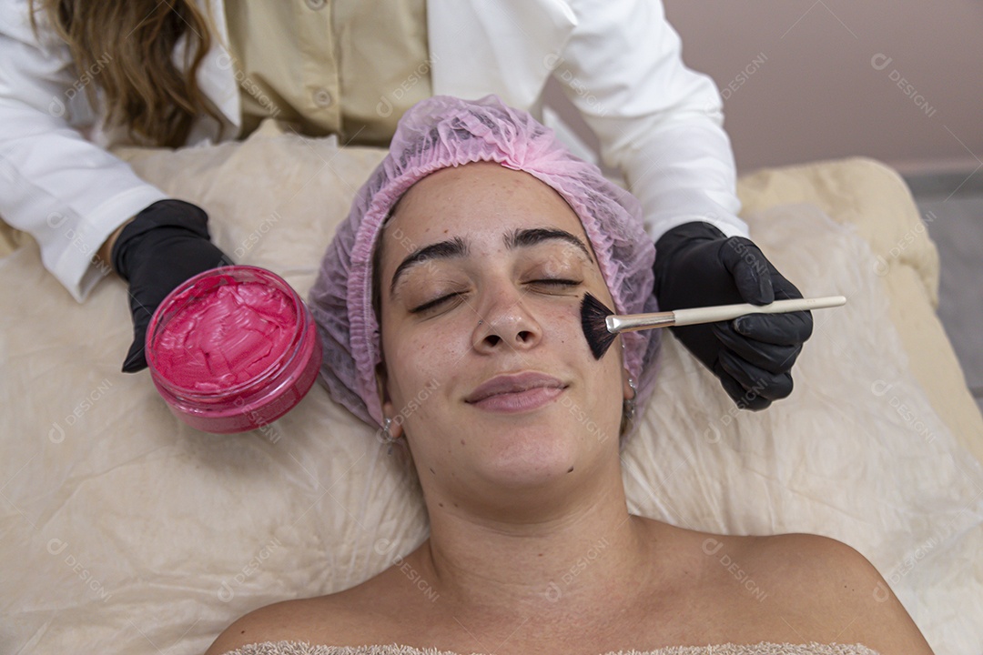 Mulher jovem realizando procedimentos estético sobre uma clínica estética