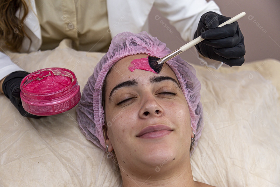 Mulher jovem realizando procedimentos estético sobre uma clínica estética