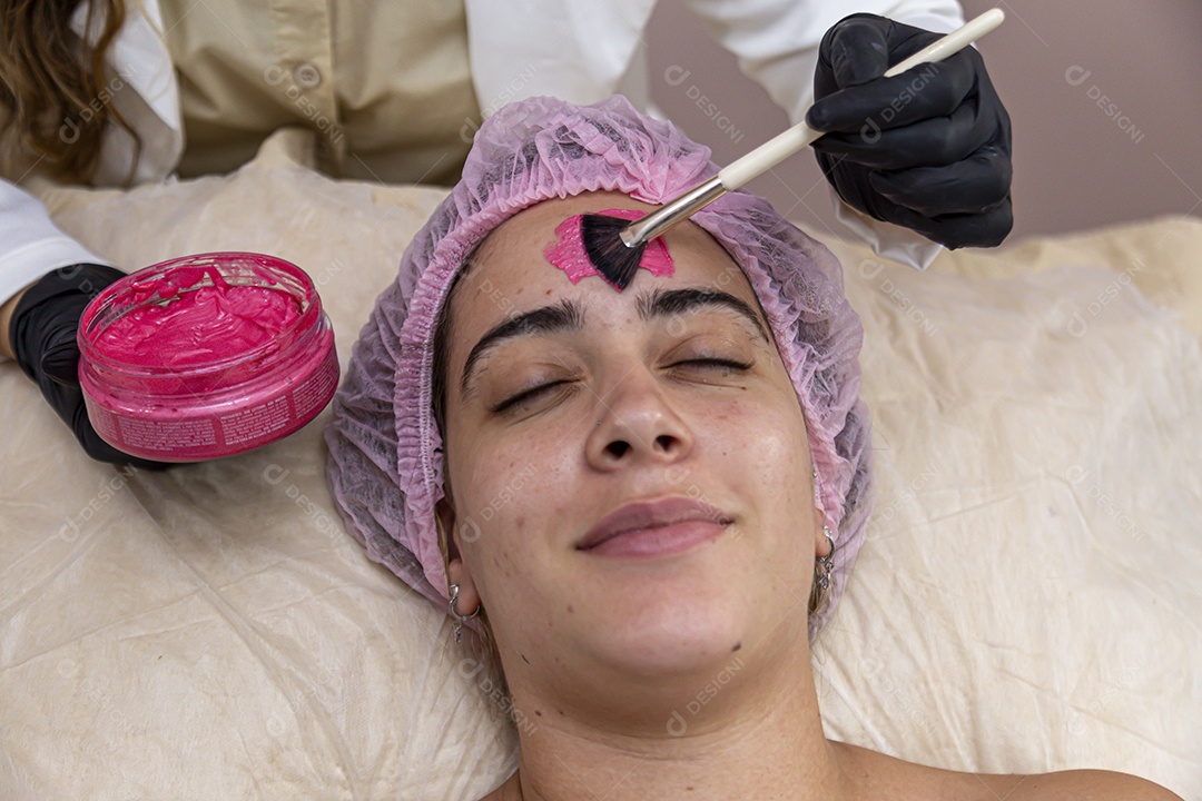 Mulher jovem realizando procedimentos estético sobre uma clínica estética