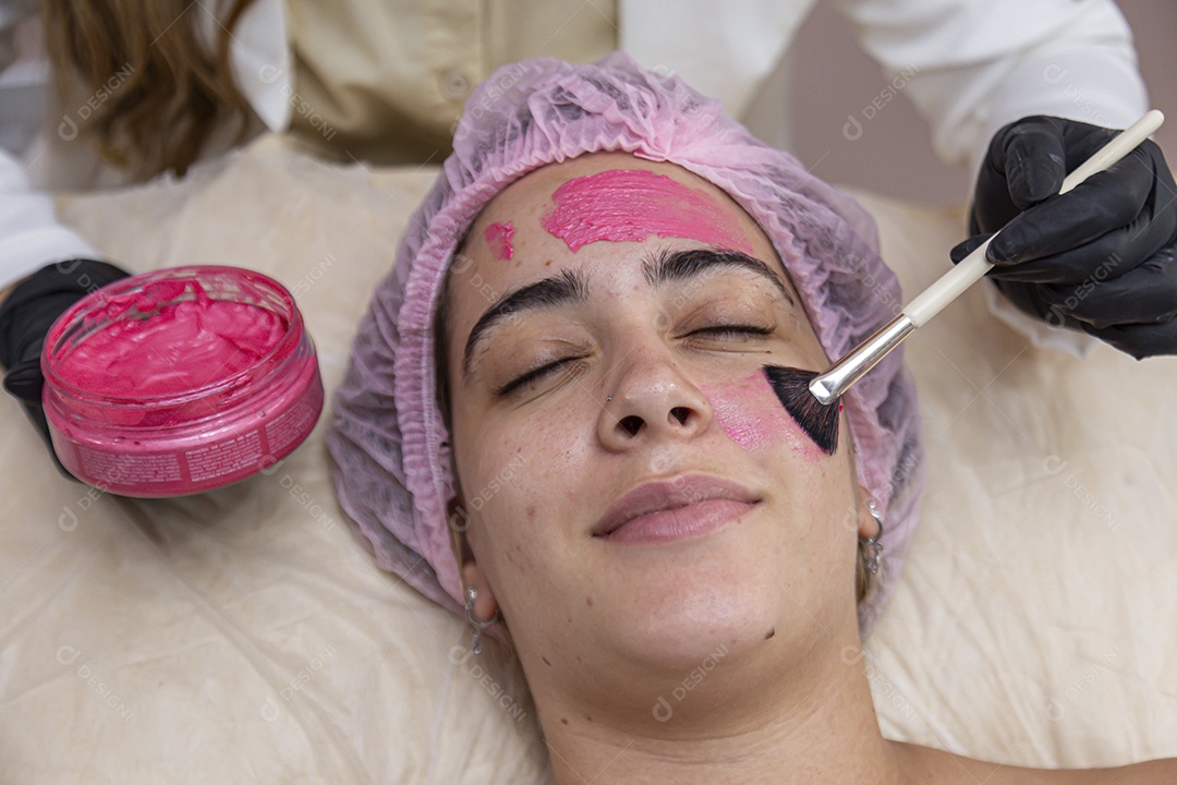 Mulher jovem realizando procedimentos estético sobre uma clínica estética