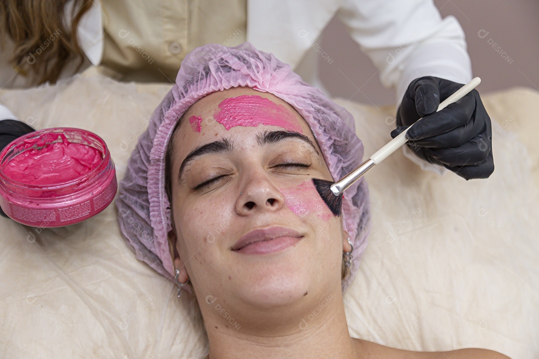 Mulher jovem realizando procedimentos estético sobre uma clínica estética