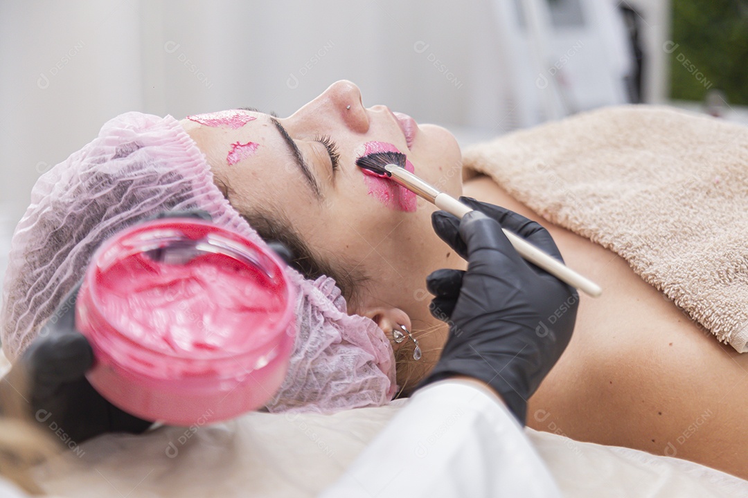 Mulher jovem realizando procedimentos estético sobre uma clínica estética