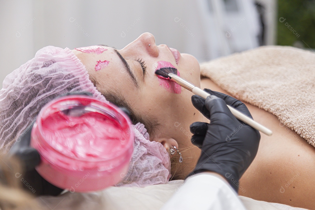 Mulher jovem realizando procedimentos estético sobre uma clínica estética