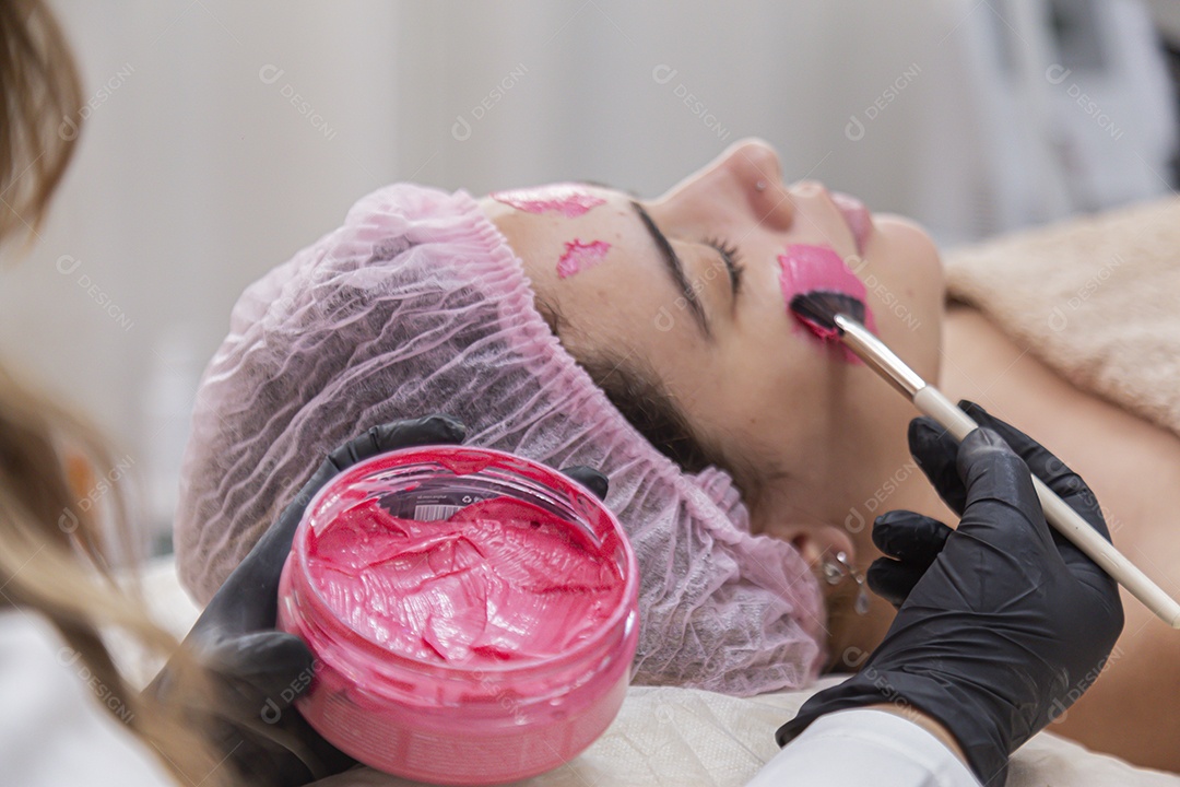 Mulher jovem realizando procedimentos estético sobre uma clínica estética