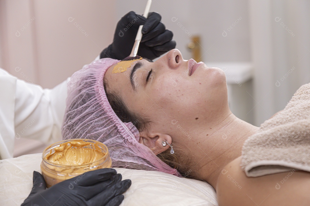 Mulher jovem realizando procedimentos estético sobre uma clínica estética