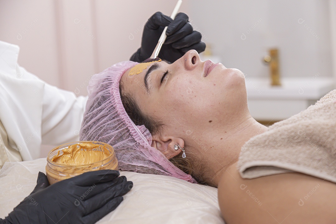 Mulher jovem realizando procedimentos estético sobre uma clínica estética