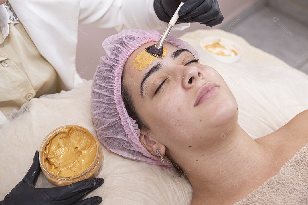 Mulher jovem realizando procedimentos estético sobre uma clínica estética