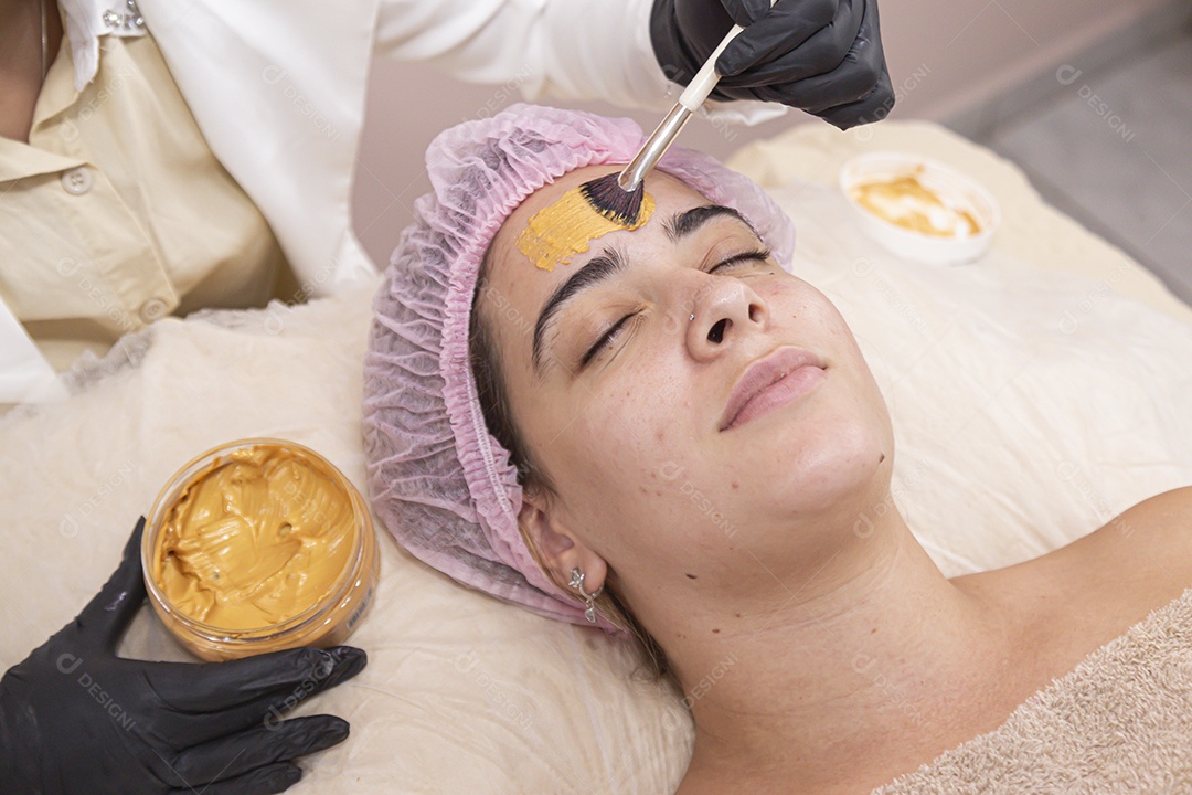 Mulher jovem realizando procedimentos estético sobre uma clínica estética