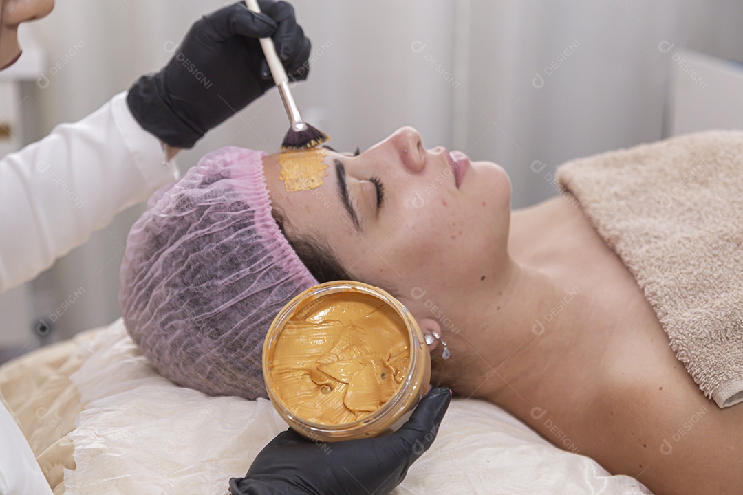 Mulher jovem realizando procedimentos estético sobre uma clínica estética