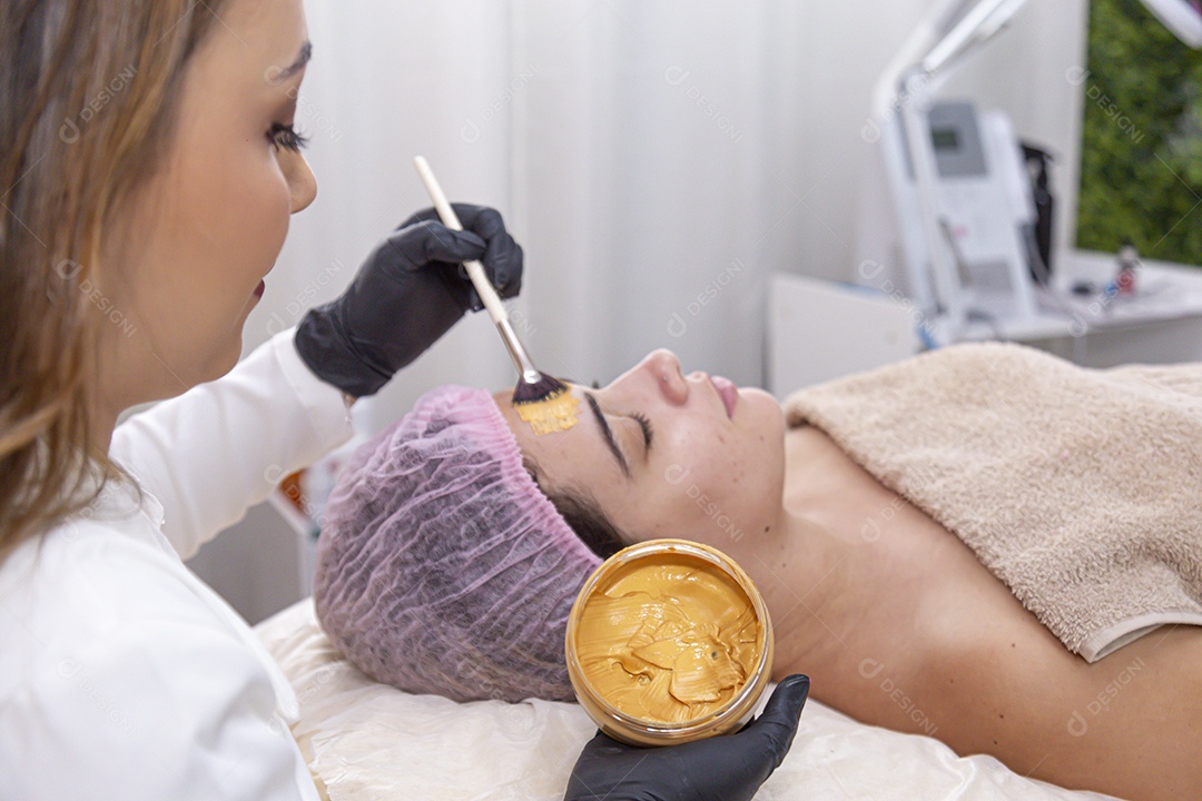 Mulher jovem realizando procedimentos estético sobre uma clínica estética