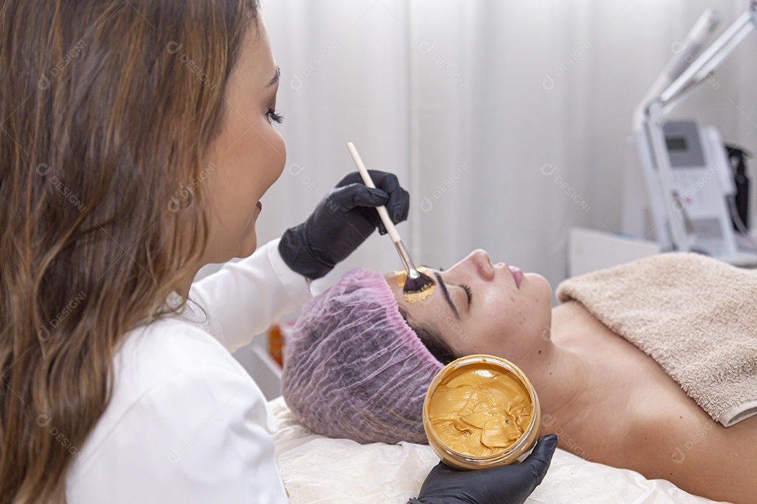 Mulher jovem realizando procedimentos estético sobre uma clínica estética