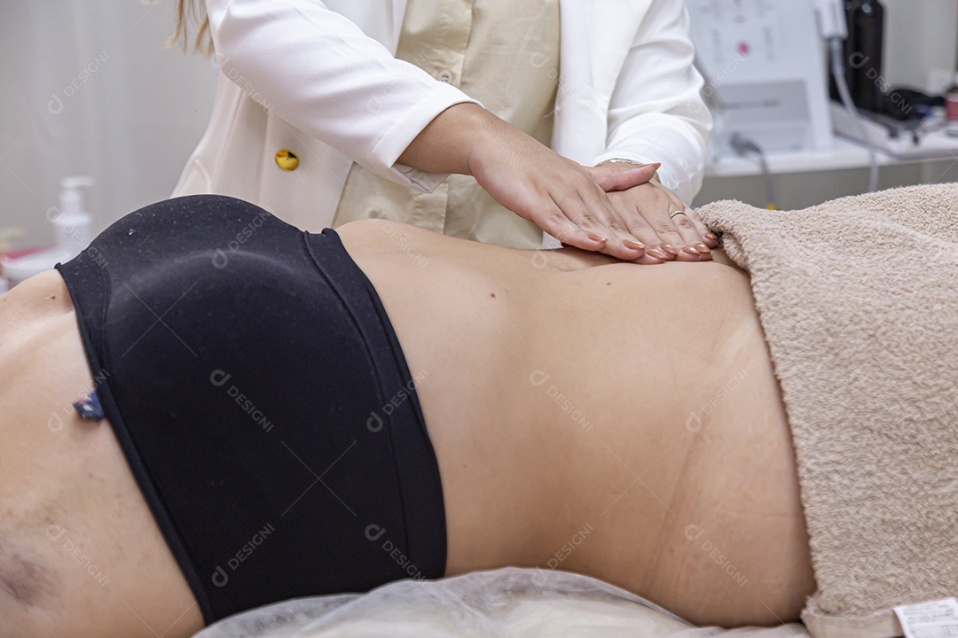 Mulher jovem realizando procedimentos estético sobre uma clínica estética