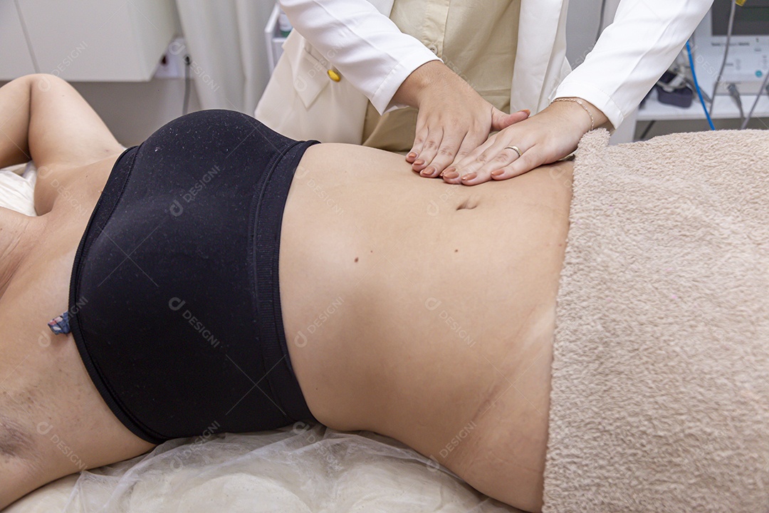 Mulher jovem realizando procedimentos estético sobre uma clínica estética