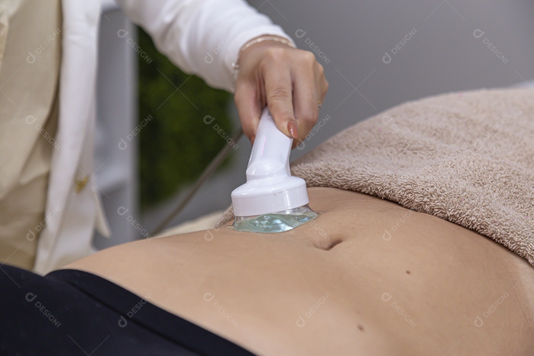 Mulher jovem realizando procedimentos estético sobre uma clínica estética