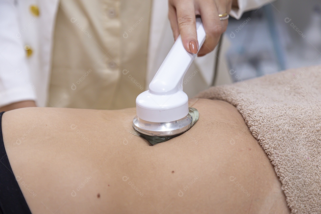 Mulher jovem realizando procedimentos estético sobre uma clínica estética