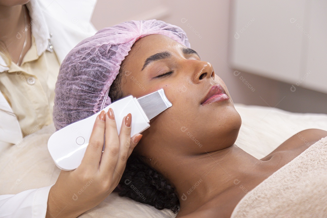 Mulher jovem realizando procedimentos estético sobre uma clínica estética