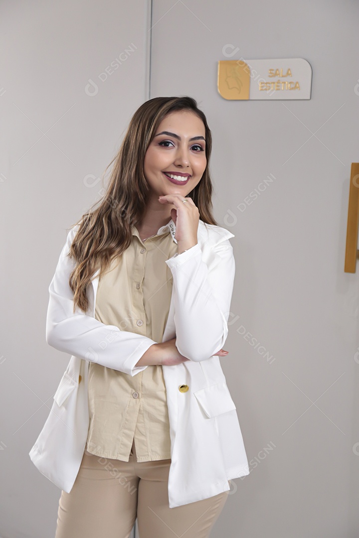 Mulher linda Dermatologista sobre clínica