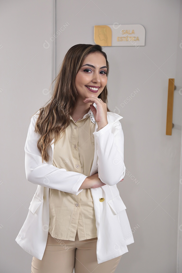 Mulher linda Dermatologista sobre clínica