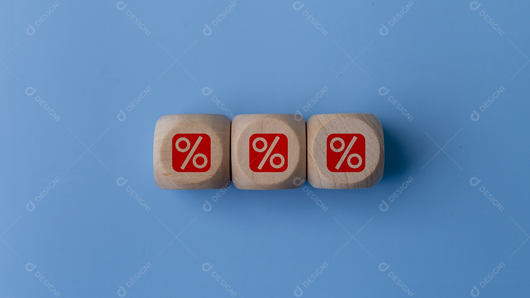 Dados de madeira com desenho de porcentagem