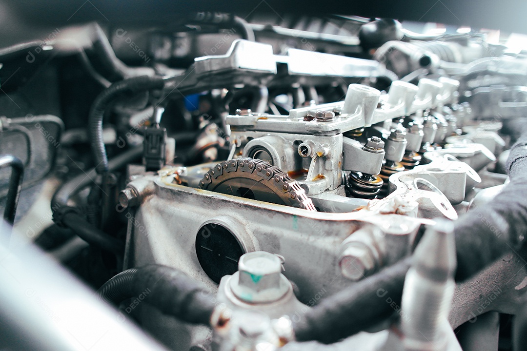 Mecânico ajustando válvulas de motor de um automóvel