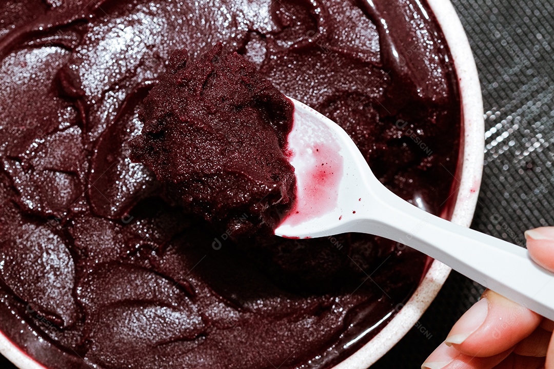 Tigela de açaí sobre uma mesa